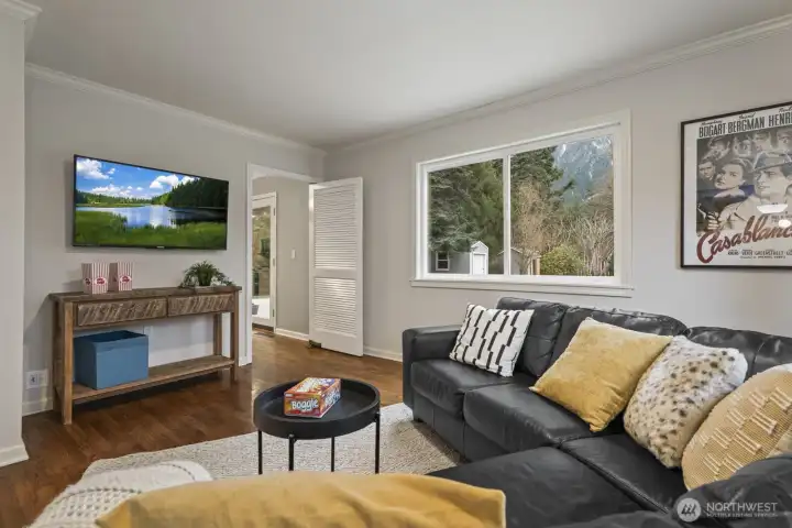 Versatile bonus room or additional bedroom right off the kitchen/dining space.