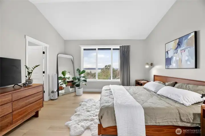 Main level - Primary bedroom