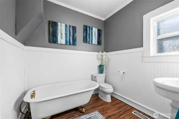 That claw foot tub is fucking sweet.