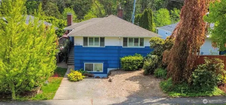 Inviting West Seattle home close to parks, dining, and transit