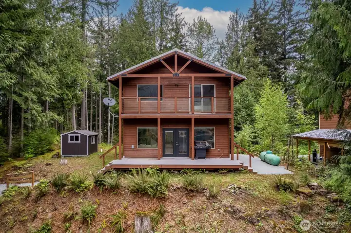 Welcome to you new cabin in the woods with lake access.