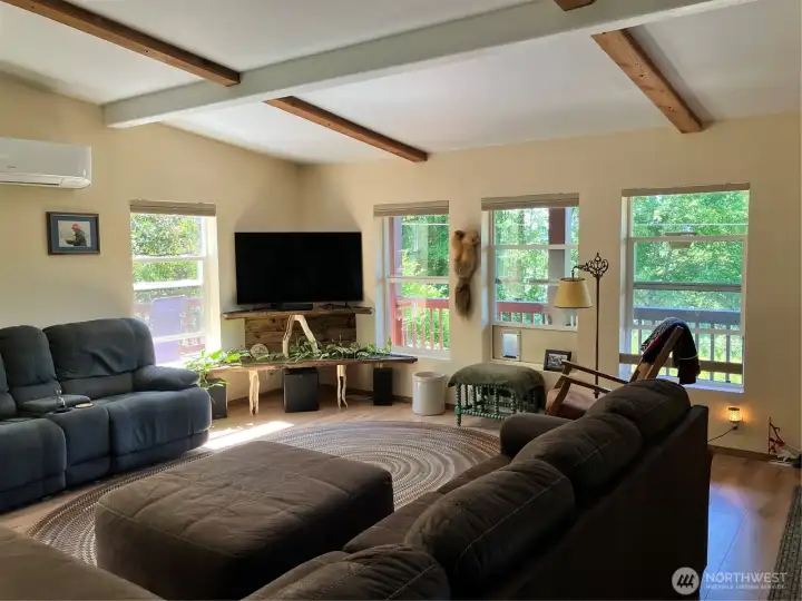 another angle of the living rooms great size