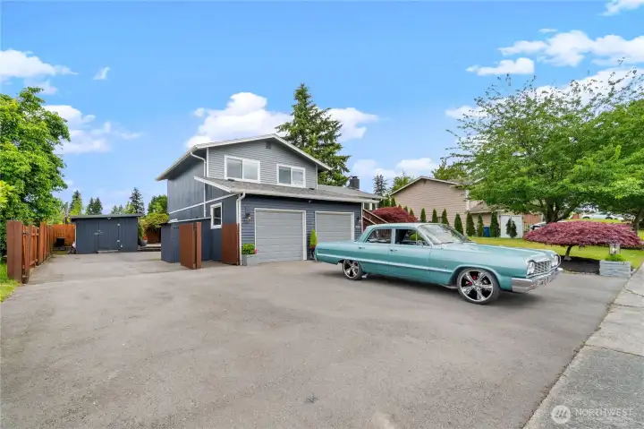 Extra large driveway + gated RV parking Extra large driveway + gated RV parking