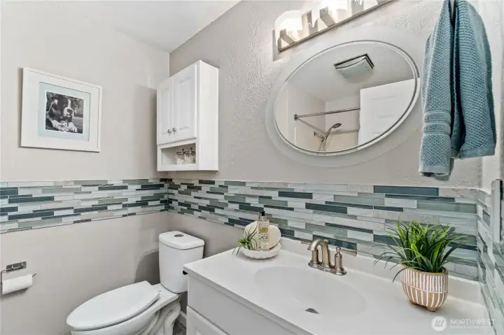 Full bath on upper level Full bath on upper level