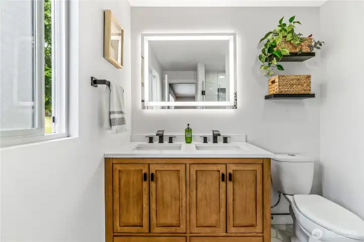 New primate en-suite bathroom with smart vanity - lights up / defog New primate en-suite bathroom with smart vanity - lights up / defog