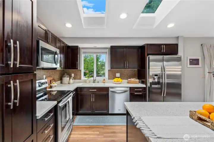 Remodeled kitchen, extra bright with 2 skylights Remodeled kitchen, extra bright with 2 skylights