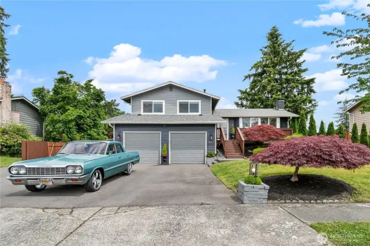 Welcome home to this tri-level stunner! Welcome home to this tri-level stunner!