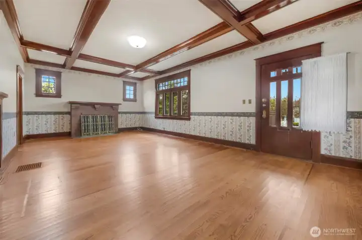 Huge living space with original fireplace Huge living space with original fireplace