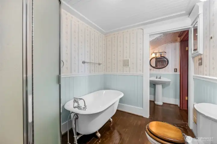 Upper bathroom Upper bathroom