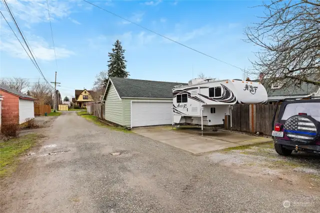 Garage/shop with alley access to extra parking