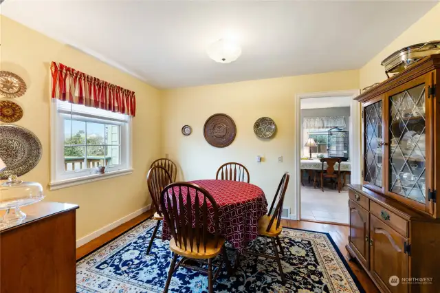 Dining room between living room and kitchen