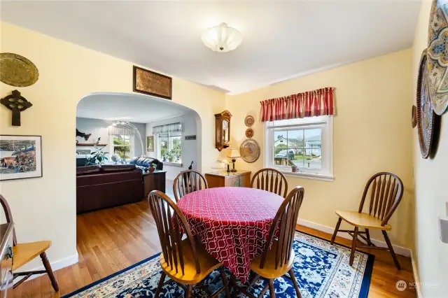 Arched entryway between living and dining rooms