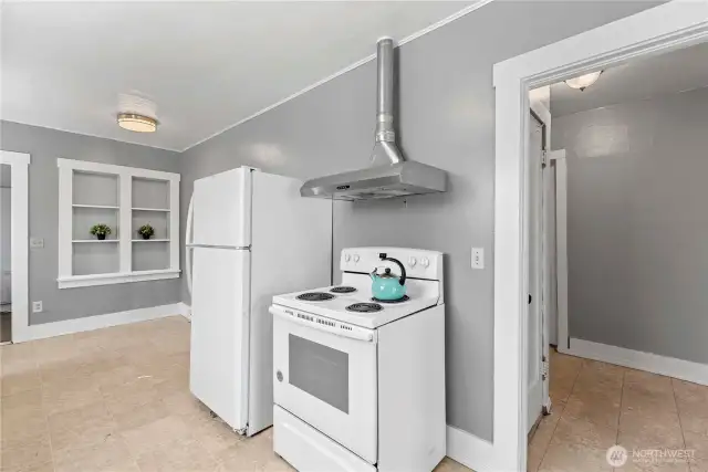 The stove/oven and refrigerator/freezer are included in the sale