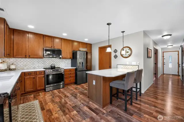 Kitchen w/ eat in area