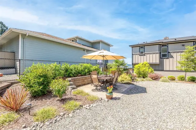 Ample parking, professionally landscaped grounds, and an inviting outdoor dining area set the tone here.