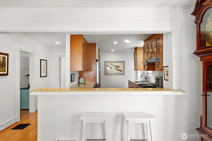 This photo shows the breakfast bar, perfect for any informal meals that may be part of a morning routine. It can  serve as a sitting area to watch and visit with the chef as the meal comes together. This breakfast bar makes a perfect buffet area so that guests may help themselves to hors d'ouevres before dinner if you prefer.