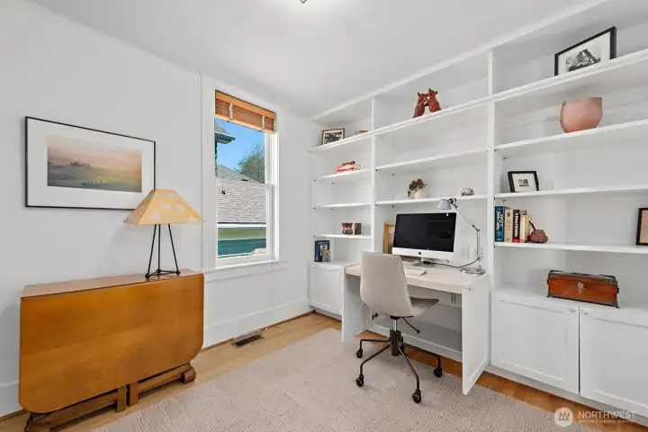 This guest room also features a very handy desk system which can be folded up into the bookshelf for more floor space in this versatile bedroom.