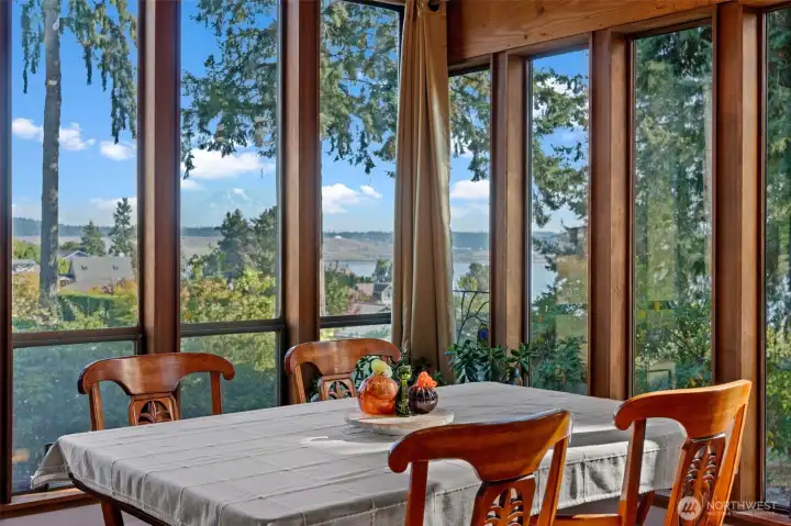 Stunning view and lots of light in the dining room