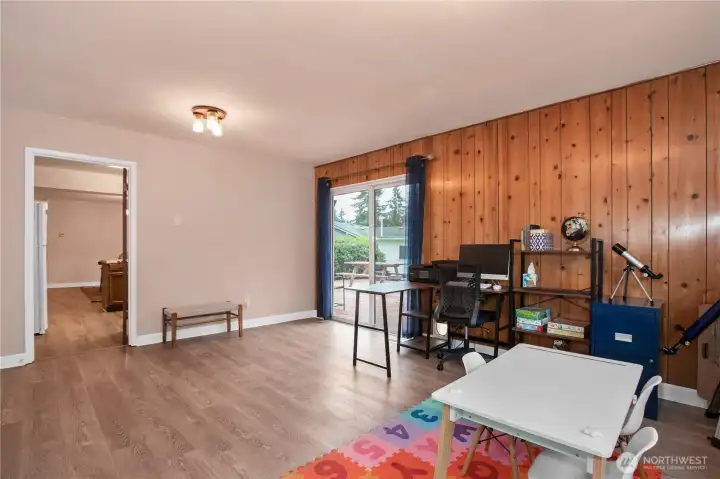 additional flex space/den/potential 4th bedroom