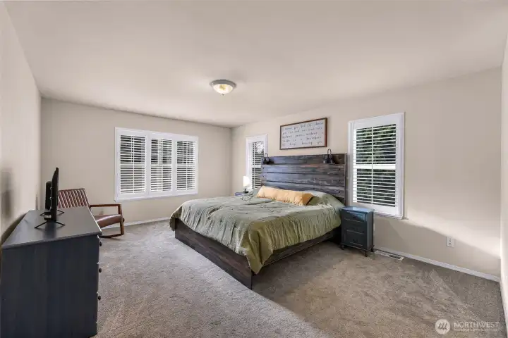 Upstairs primary bedroom w/ensuite bath & walk in closet