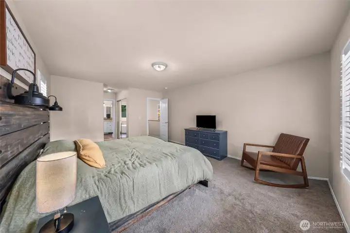Upstairs primary bedroom w/ensuite bath & walk in closet