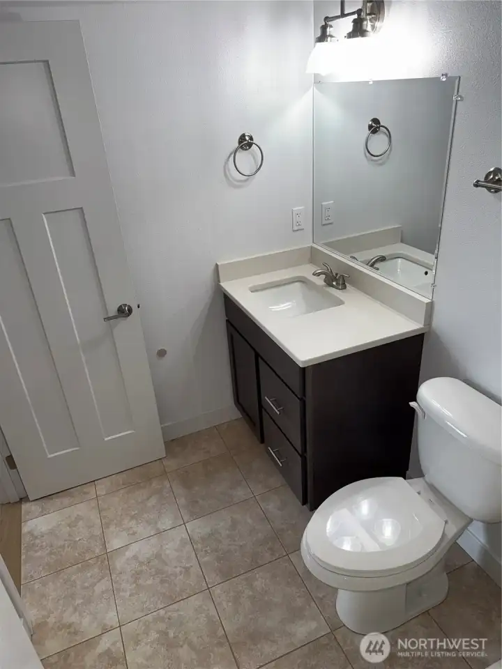 Ceramic tile oth the bathroom floors.