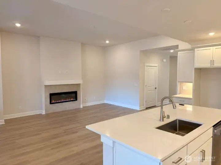 2539 Acer Loop SE ~ Ready Now!