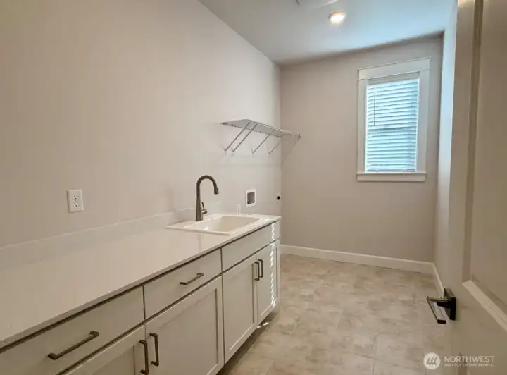 2539 Acer Loop SE ~ Ready Now!