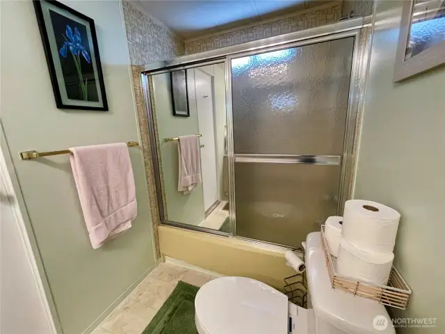 Another photo of the guest bathroom.