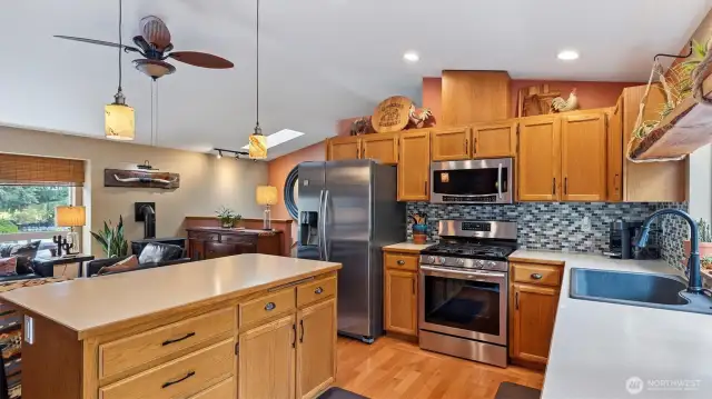 Island w/seating, stainless appliances, touchless faucet