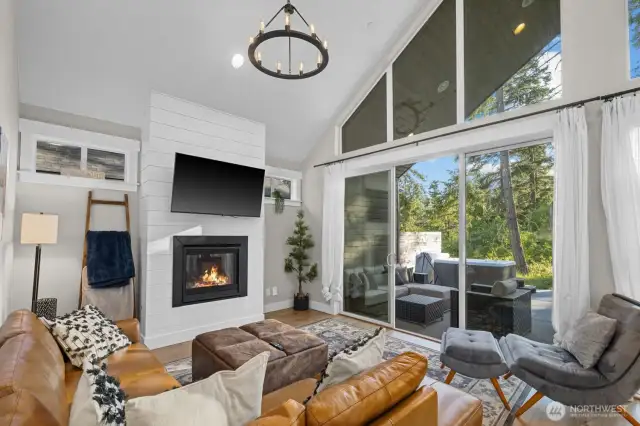 Spacious Livingroom with gas fireplace.