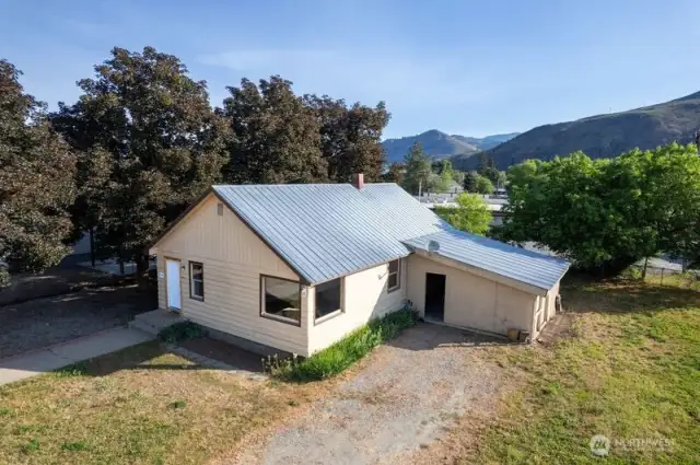 Mid-Century 1092 sf Home is 2 Bedroom 1 Full bath includes a full basement 1,092 sf.  Large Lot has great parking and super nice Garden area. Town of Twisp.