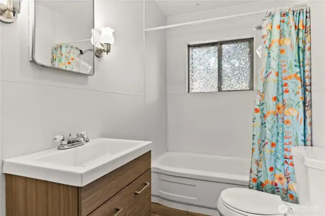 Full Bath between the 2 bedrooms.