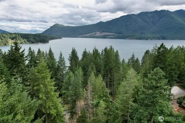 5-10 minute walk to the lake!
