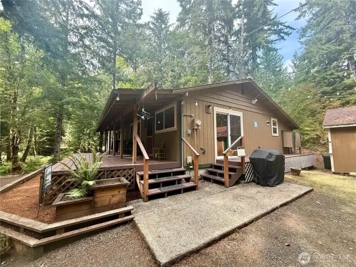 Close to the lake, tons of room, the perfect location!