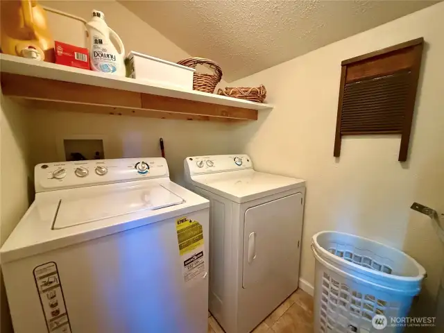 Utility room w/washer and dryer that stays!