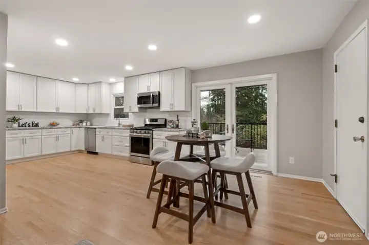 Lovely, large 2023 fully remodeled kitchen!