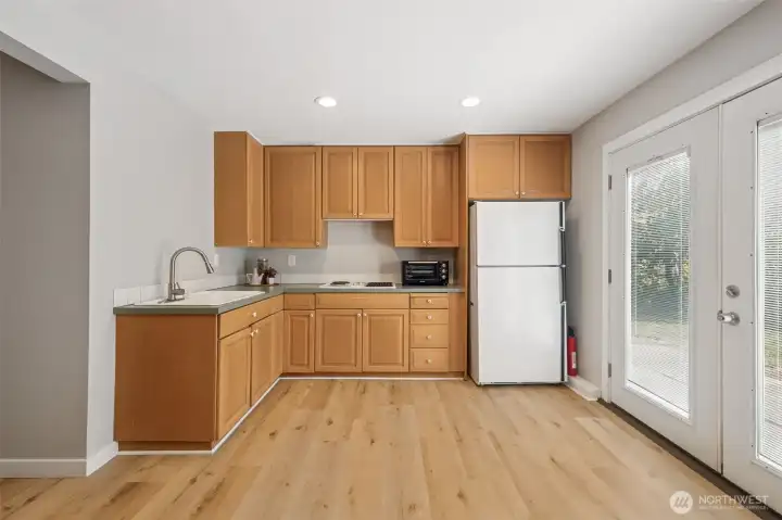 Brand new paint & flooring + fridge stays!