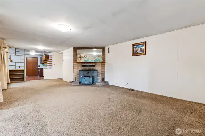 Entrance to living room/kitchen with eating area
