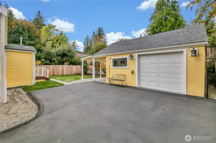 You just feel so secure in this hilltop landing, and it would be easy to connect the dots to add a bit of pet fencing.