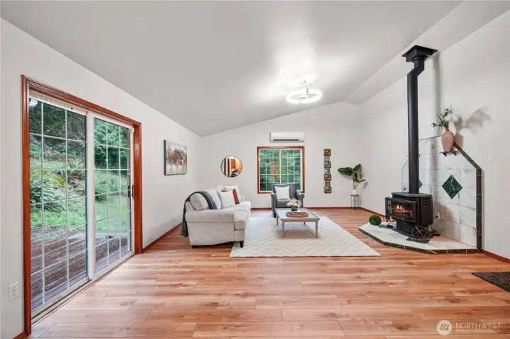 Spacious living area off of kitchen and dining room with high ceilings and beautiful new flooring.