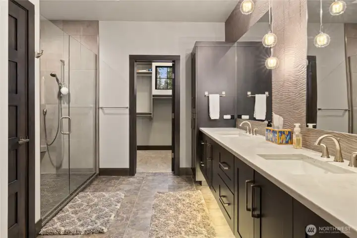 Primary bedroom bathroom