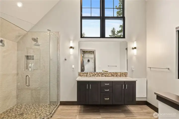 Upstairs ensuite bathroom