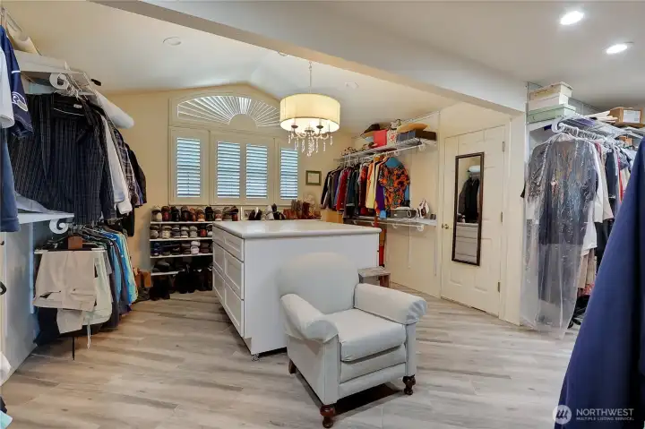 Huge primary master closed with Island and extra storage