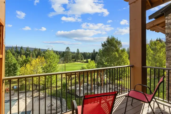Enjoy morning sun overlooking golf course, pool, bbq area, and the resort core!