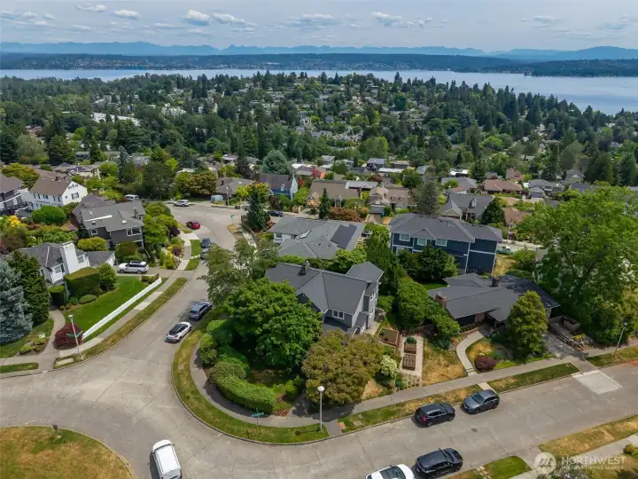 Views of Lake Washington and ideal Hawthorne Hills location.