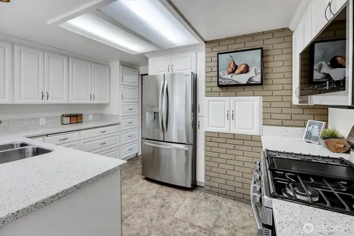 ~gas cooktop, ample cabinets and counter space ~gas cooktop, ample cabinets and counter space