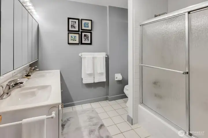 ~spacious main full bath ~spacious main full bath