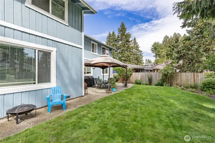 Back yard is fully fenced. The roof is only 5 years old! Back yard is fully fenced. The roof is only 5 years old!