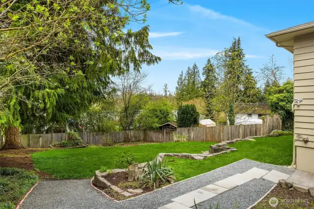 Huge, peaceful, private backyard
